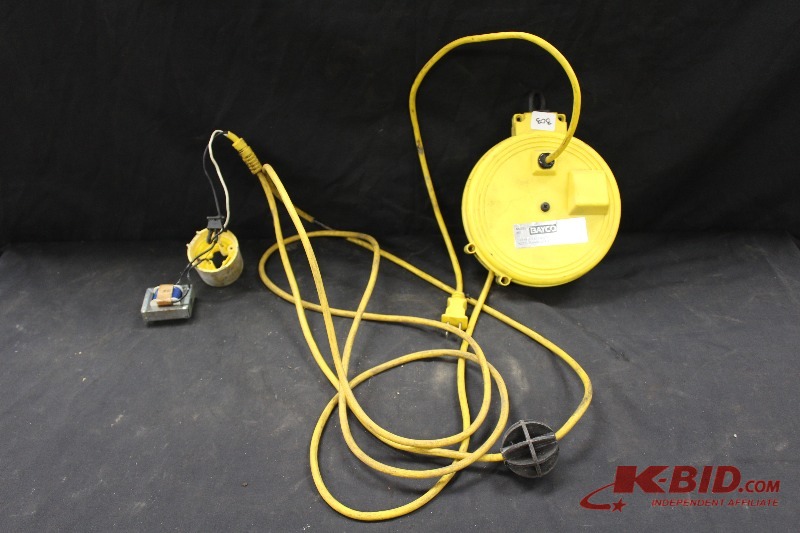 lot 303 image: Shop Light, Needs Repair - Or Use as an Extension Cord