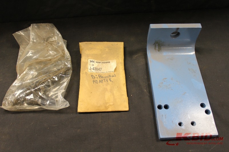 lot 326 image: Kent Moore Pinion Bearing Remover with Bolts, Differentail Adapter