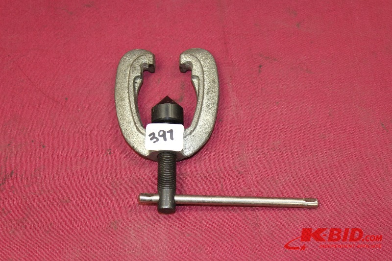 lot 397 image: Puller