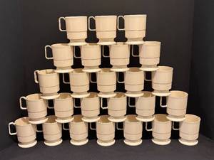 lot 68R image: LL - 25 Plastic Footed Mugs