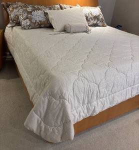 lot 127R image: MB - Lovely King Size Quilted Bedding Set with 4 Pillows & Bolster