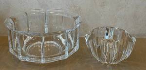 lot 197R image: LR -Two Vintage Grainwear Bowls including the Regal Bowl