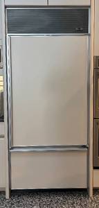 lot 312R image: K - Sub-Zero 550 RefrigeratorFreezer