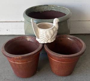 lot 322R image: G - Planter Pots with White Swan Vase