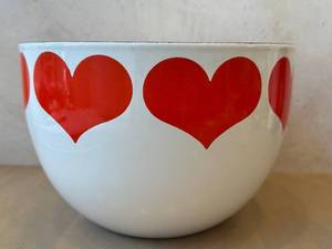 lot 36D image: K - Vintage Arabia Kaj Franck Finel Enamelware Heart Bowl