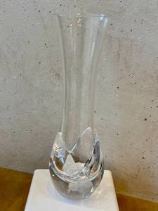 lot 101D image: DR - Daum Lotus Pattern Crystal Bud Vase - France