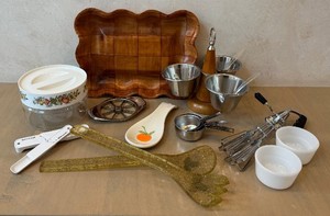 lot 271D image: K - Pyrex Canister- Floral Fruit Band Clear Glass Jar (Retro Kitchen)