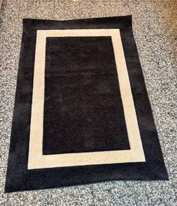 lot 279D image: O - Wool Area Rug 6 x 4 - Black with Cream Border