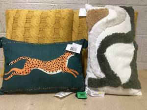 lot 300 image: LOT OF 4 Decorative Pillows
