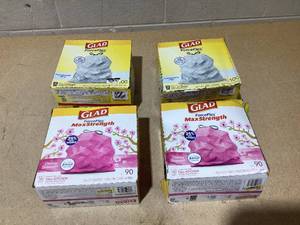 lot 399 image: LOT OF 4 Glad Trash Bags