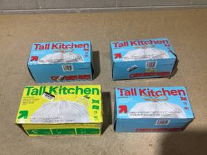lot 389 image: LOT OF 4 up&up Trash Bags