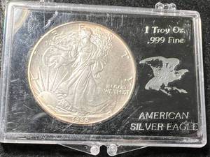 lot 26 image: 1986 AMERICAN SILVER EAGLE 1 TROY OZ .999 FINE SILVER IN CASE