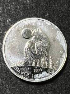 lot 30 image: 2011 CANADIAN WOLF 1 TROY OZ .9999 FINE SILVER