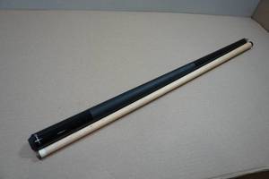 lot 30 image: Players 2-Piece Pool Cue - 27oz