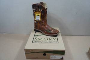 lot 56 image: Smoky Mountain Boots - Youth Size 6