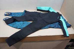 lot 113 image: Full Body Wetsuit Size 8 & Rash Guard Pants Mens 3XL7