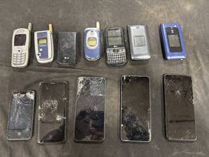 lot 1861 image: Lot of 12 Assorted Mobile Phones