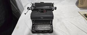 lot 1878 image: Vintage Royal Typewriter