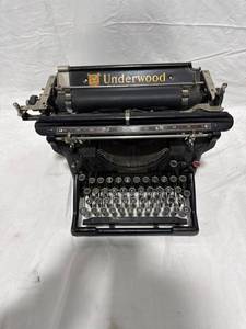 lot 1931 image: Vintage Underwood Typewriter