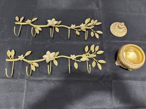 lot 1941 image: Gold Floral Wall Racks & Decor