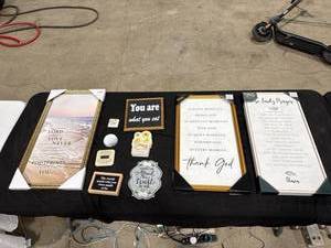 lot 1947 image: Assorted Inspirational Home Decor Lot