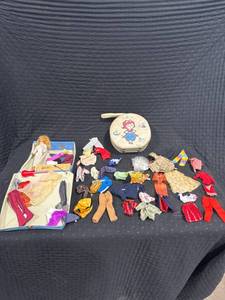 lot 1976 image: Vintage Barbie Doll & Clothing Lot
