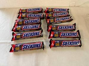lot 2 image: SSS. 12x Snickers Share Size
