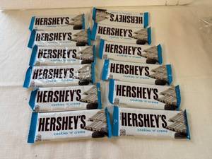 lot 3 image: SSS. 12x Hersheys Cookies n Creme