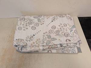 lot 122 image: WYATT & ASH MACHINE WASHABLE AREA RUG ZINNIA