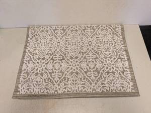 lot 127 image: MOHAWK PEARL ACCENT RUG
