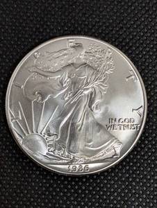 lot 4 image: 1986 American Silver Eagle - 1 oz .999 Fine Silver Dollar