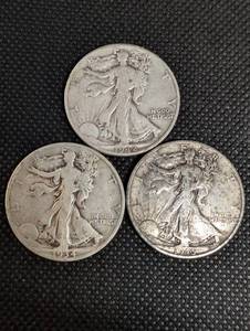lot 30 image: Walking Liberty Half Dollars - 3 Coins (1942, 1934, 1945)
