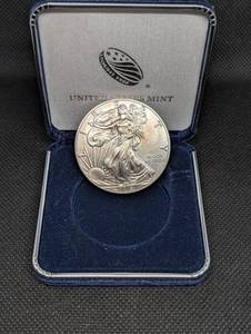 lot 39 image: United States Mint American Silver Eagle 2016 1 oz Silver Dollar - Presentation Case