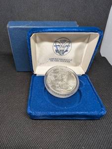 lot 40 image: American Eagle Silver Dollar 1 oz - Blue Velvet Presentation Box