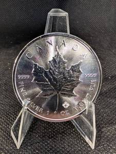 lot 61 image: Canada Silver Maple Leaf Coin - 1 oz .9999 Fine Silver - Elizabeth II - 20 Dollars