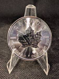 lot 62 image: Canada Maple Leaf Silver Dollar - 1 Oz .9999 Fine Silver - 5 Dollars