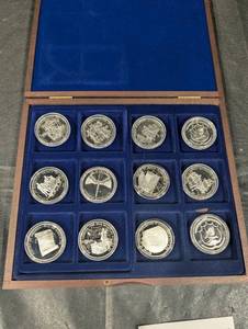 lot 87 image: American History Commemorative Coin Set in Wood Case (12 Silver Rounds)
