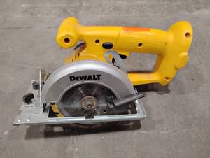 lot 78SK image: DeWalt Trim Saw (603008)