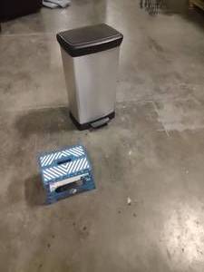 lot 17 image: Trash Can, Step Stool