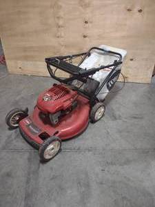 lot 49 image: Toro GTS Recycler 6.5 HP Lawnmower with Bag