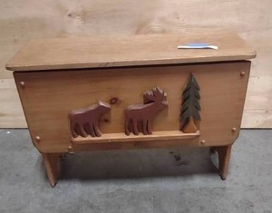 lot 72 image: Small BenchChest