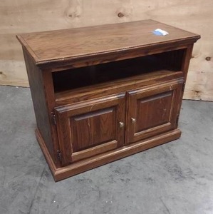 lot 86 image: Wooden Tv Stand 2 Doors
