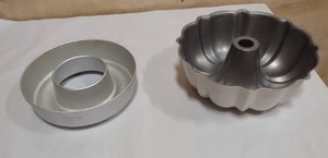 lot 96 image: Vintage Mirro Aluminum Ring Cake Mold(5 12 cups) Fluted Bundt Cake Pan