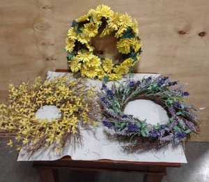 lot 101 image: Floral Arrangement Wreaths
