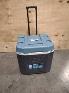 lot 122 image: Igloo Maxcold Cooler
