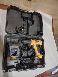 lot 117 image: DEWALT 9.6V Drill