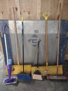 lot 133 image: 2 Shovels 3 Brooms 1 Swiffer