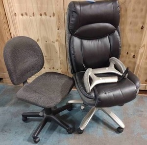 lot 144 image: 2 Office Chairs