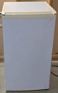 lot 117K image: LL-ST - Sanyo SR-367W Mini Refrigerator 120V 0.9A 17.75 x 18.5 x 33.75 in