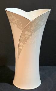 lot 118K image: LL-ST - Lenox Bellina Flared Vase - New in Box